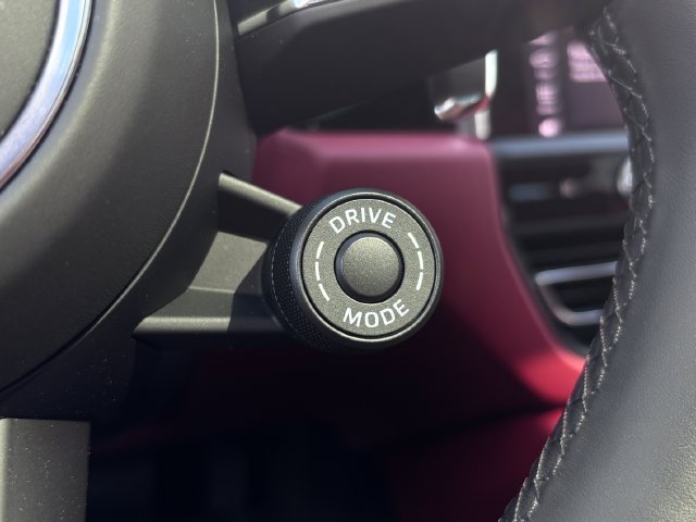 Certified 2025 Porsche Macan S AWD/4WD image 17