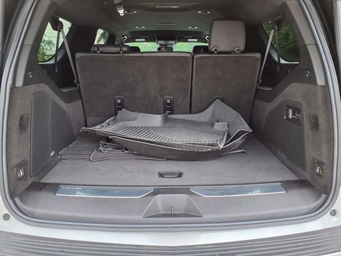 Used 2024 Cadillac Escalade ESV Luxury RWD image 17