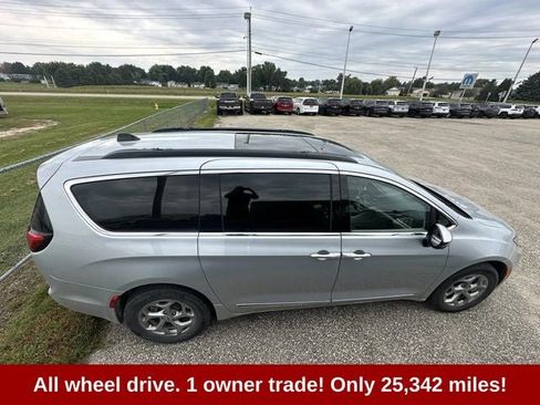 Used 2023 Chrysler Pacifica Limited AWD/4WD image 4