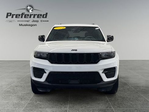 Used 2024 Jeep Grand Cherokee Altitude image 4