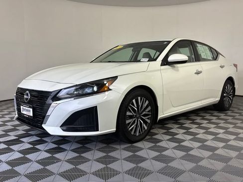Used 2023 Nissan Altima 2.5 SV FWD image 2