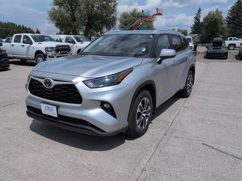 Used 2023 Toyota Highlander XLE AWD/4WD image 4