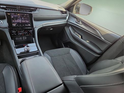 New 2025 Jeep Grand Cherokee Altitude image 12