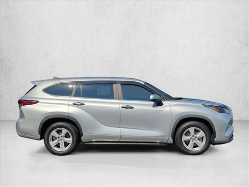 Used 2023 Toyota Highlander LE FWD image 4