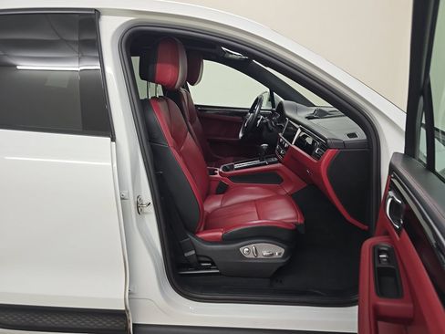 Used 2023 Porsche Macan AWD/4WD image 11