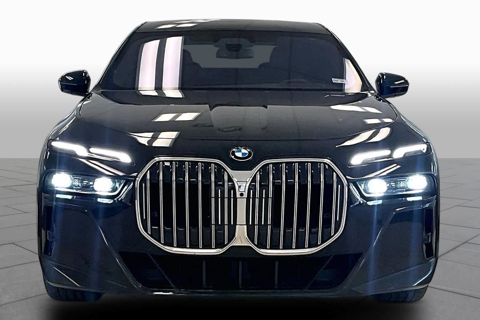Used 2023 BMW 760i xDrive AWD/4WD image 3