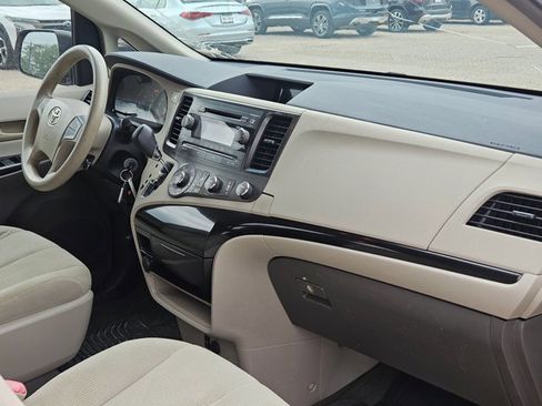Used 2012 Toyota Sienna FWD image 15