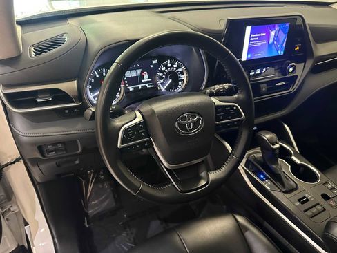 Used 2023 Toyota Highlander XLE AWD/4WD image 2