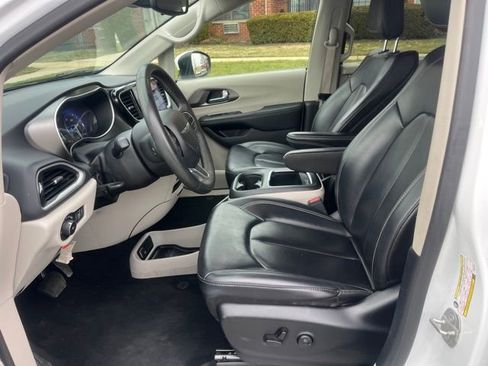Used 2023 Chrysler Pacifica Touring-L image 14
