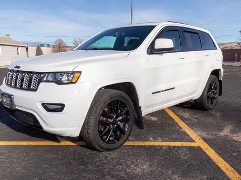Used 2020 Jeep Grand Cherokee Altitude image 8