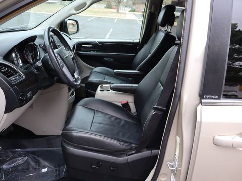 Used 2013 Chrysler Town & Country Touring image 19