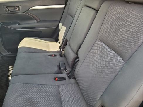 Used 2019 Toyota Highlander LE AWD/4WD image 13