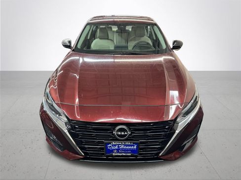 Used 2024 Nissan Altima 2.5 SV FWD image 11