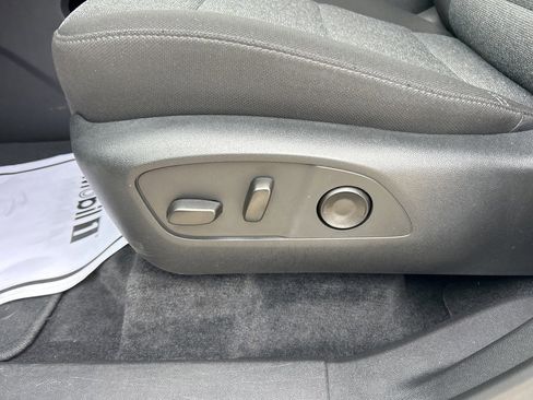 Used 2025 GMC Acadia Elevation image 17