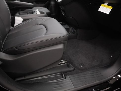 New 2027 Chrysler Pacifica Select AWD/4WD image 34