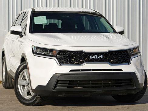 Used 2023 Kia Sorento LX image 2