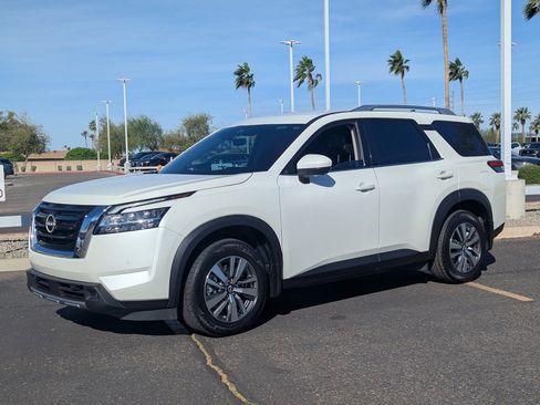 Certified 2023 Nissan Pathfinder SL w/ Lighting Package (N92) image 3