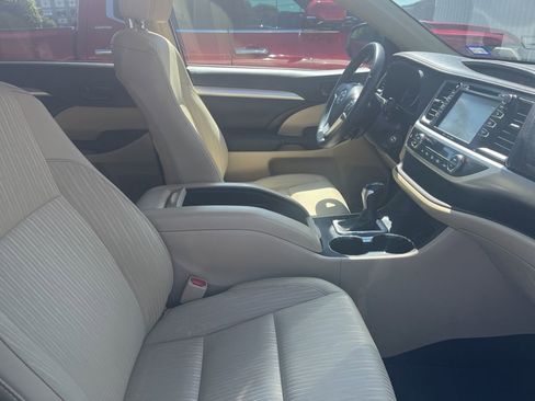 Used 2016 Toyota Highlander Plus AWD/4WD image 4