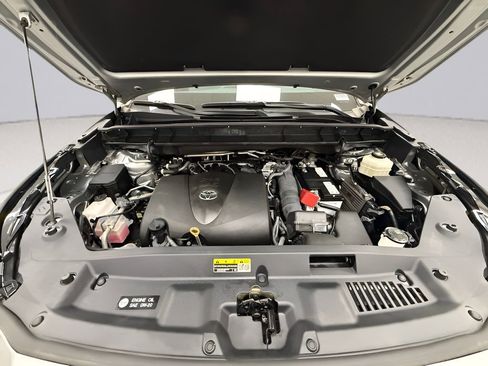 Used 2022 Toyota Highlander XLE FWD image 23
