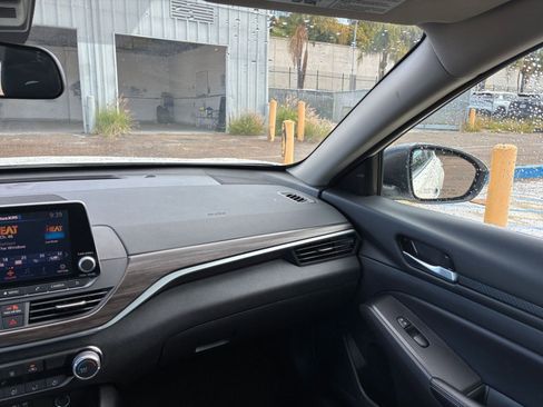 Used 2025 Nissan Altima 2.5 SV image 35