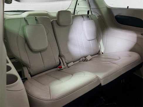 Used 2021 Chrysler Pacifica Touring-L image 24