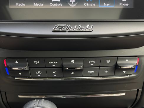 Used 2018 Maserati Ghibli GranLusso image 38