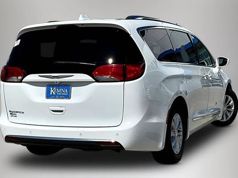 Used 2018 Chrysler Pacifica Touring-L FWD image 6