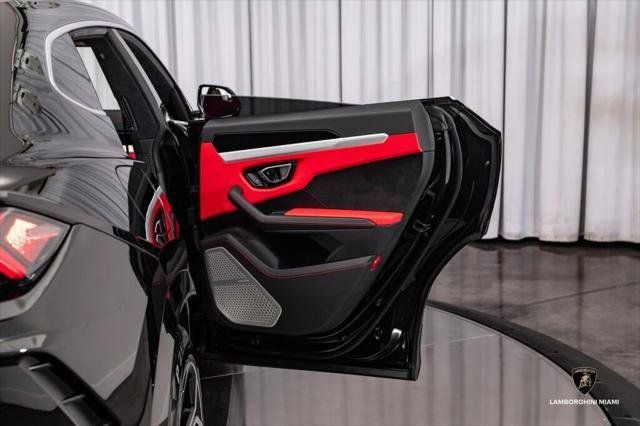 Used 2021 Lamborghini Urus AWD/4WD image 46