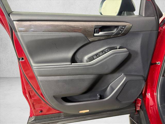 Used 2026 Toyota Highlander Limited AWD/4WD image 11