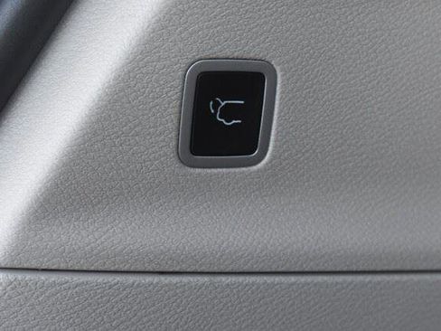 Used 2024 Chrysler Pacifica Touring-L FWD image 20
