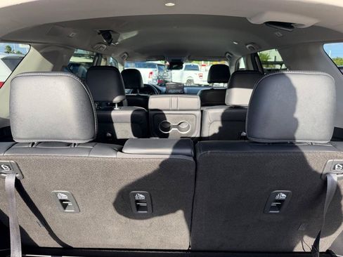 Used 2025 Honda Pilot EX-L image 9
