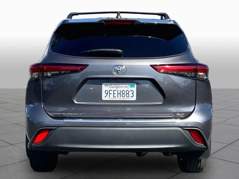 Used 2023 Toyota Highlander XLE FWD image 4