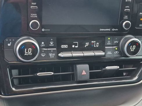 Used 2021 Toyota Highlander XLE image 18