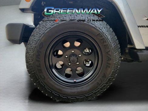 Used 2017 Jeep Wrangler Sahara w/ Connectivity Group image 30