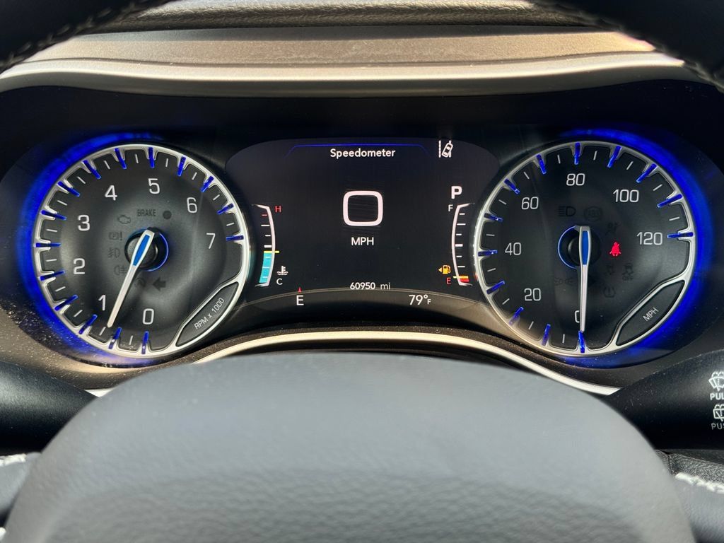 Used 2023 Chrysler Pacifica Touring-L AWD/4WD image 22