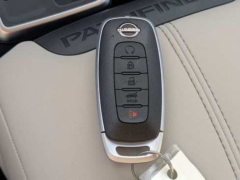 Used 2025 Nissan Pathfinder SL FWD image 35