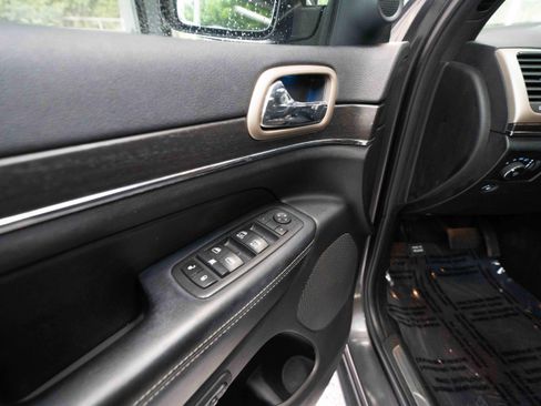 Used 2017 Jeep Grand Cherokee Limited AWD/4WD image 7