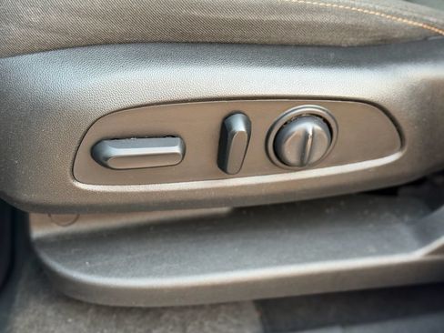Used 2019 Chevrolet Equinox LT FWD image 24