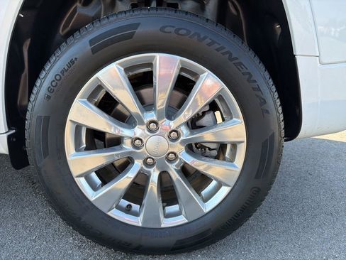 Used 2018 Jeep Cherokee Overland w/ Technology Group AWD/4WD image 14