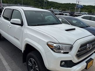 Used 2017 Toyota Tacoma TRD Sport w/ Tow Package AWD/4WD video 3
