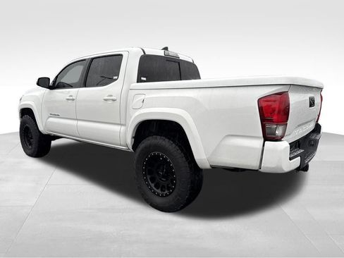 Used 2017 Toyota Tacoma TRD Sport image 7