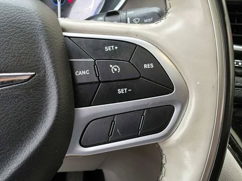 Used 2018 Chrysler Pacifica Limited FWD image 22