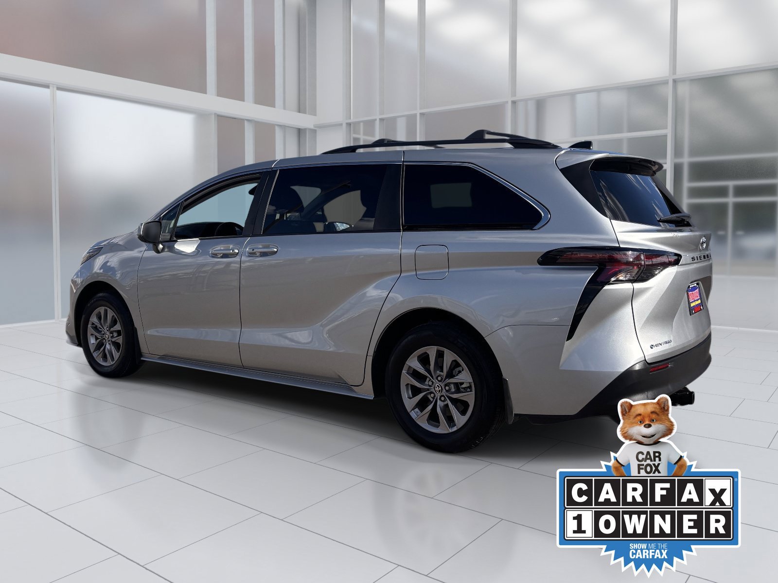 Used 2025 Toyota Sienna LE AWD/4WD image 4