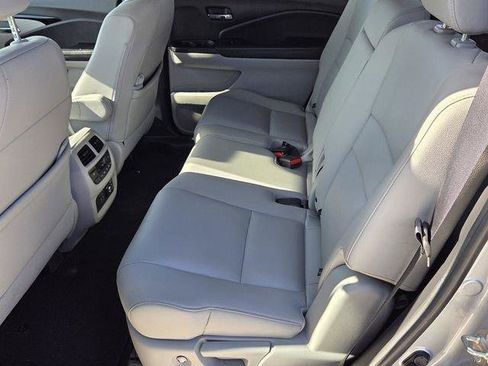 Used 2019 Honda Pilot Touring image 12