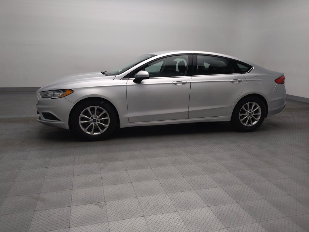 Used 2017 Ford Fusion SE w/ Fusion SE Technology Package FWD image 2