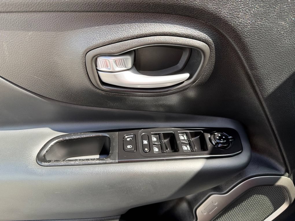 Used 2023 Jeep Renegade Latitude AWD/4WD image 39