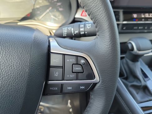 Used 2026 Toyota Sienna XLE FWD image 23