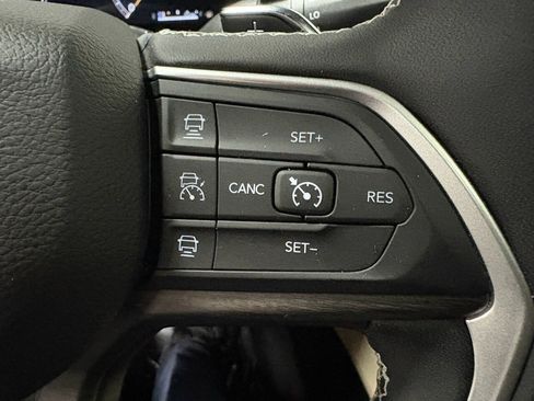 Used 2025 Jeep Grand Cherokee L Limited w/ Luxury Tech Group II AWD/4WD image 18