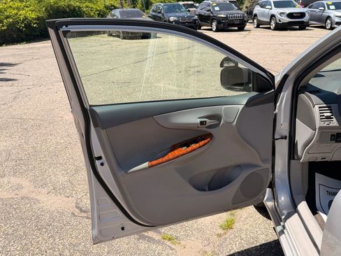 Used 2009 Toyota Corolla FWD image 12