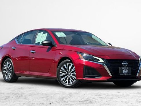 Used 2024 Nissan Altima 2.5 SV image 2